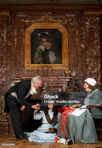 Foto de Victorian Cena De Natal e mais fotos de stock de Natal - Natal, Estilo Vitoriano, Família