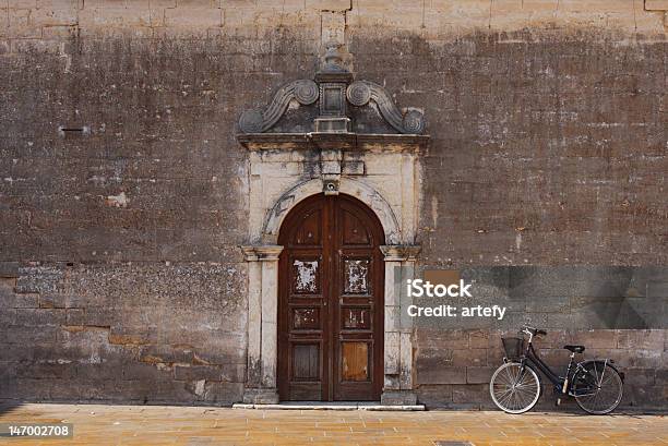 Foto de Antiga Catedral De Parede e mais fotos de stock de Antigo - Antigo, Bicicleta, Catedral