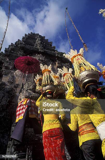 Kobiety W Balijski Świątyni Procesja Z Oferty - zdjęcia stockowe i więcej obrazów Bali - Bali, Parada, Parasolka od słońca