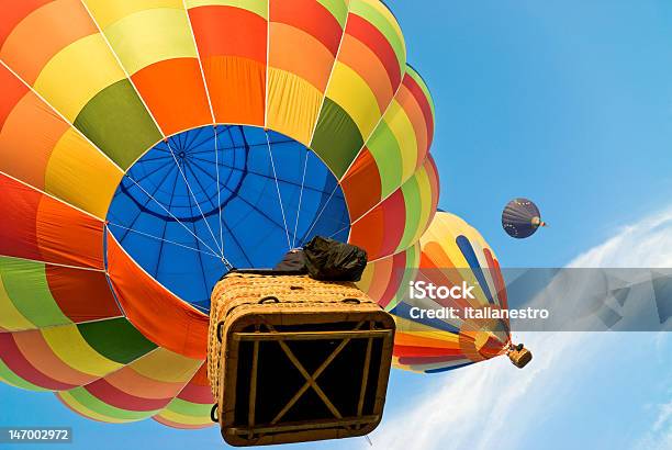 Heißluftballon Hoch In Den Himmel Stockfoto und mehr Bilder von Abenteuer - Abenteuer, Aufblasbarer Gegenstand, Aufnahme von unten