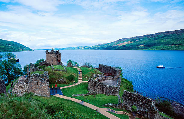 castelo de urquhart - scotland castle loch ness urquhart castle - fotografias e filmes do acervo
