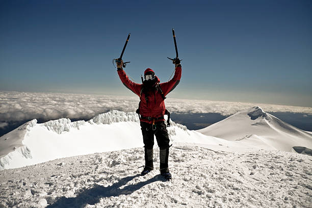 besiegten. mountain climber auf - conquered stock-fotos und bilder