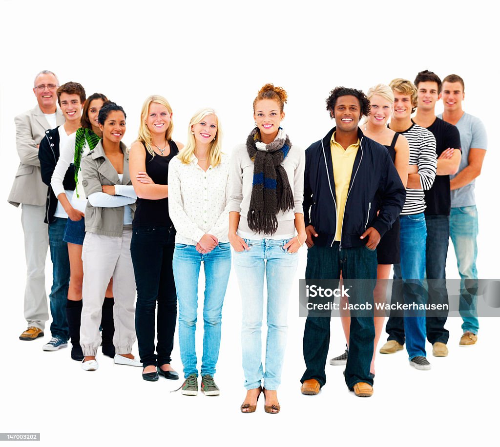 Grupo de jóvenes amigos de pie contra fondo blanco - Foto de stock de Fondo blanco libre de derechos