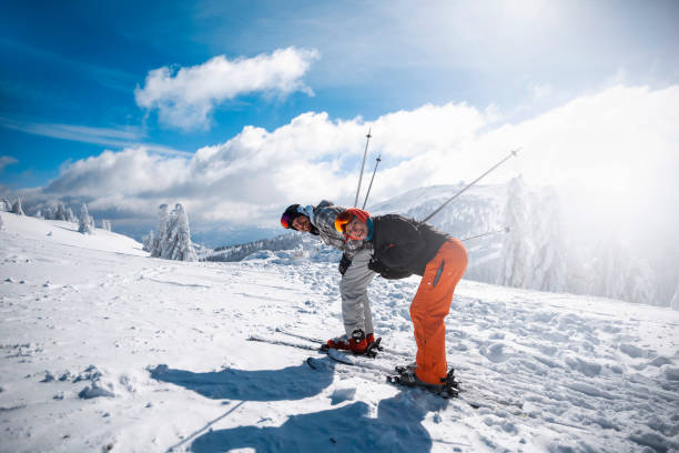 para korzysta z wakacji narciarskich - skiing snow couple mountain zdjęcia i obrazy z banku zdjęć