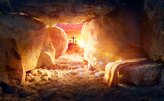 Resurrección de Jesucristo - Tumba vacía con sudario y crucifixión al amanecer photo