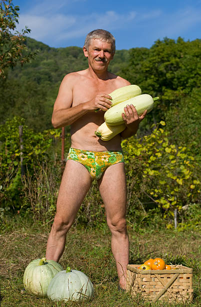 homme avec légumes marrows - vertical garden photos et images de collection