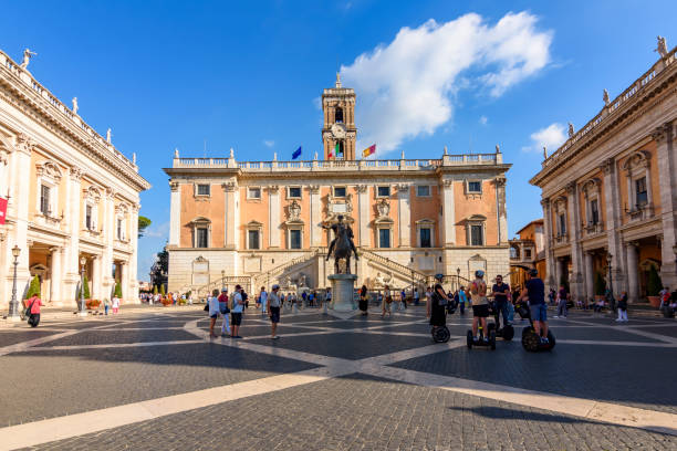 estatua de marco aurelio y palacio de los conservadores (palazzo dei conservatori) en la colina capitolina, roma, italia - colina del capitolio fotografías e imágenes de stock