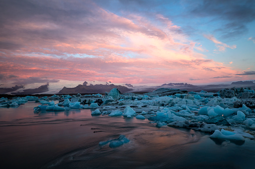 Morgendämmerung am Sees Jökulsarlon im Süden der Insel von Island, Europa, Nordeuropa