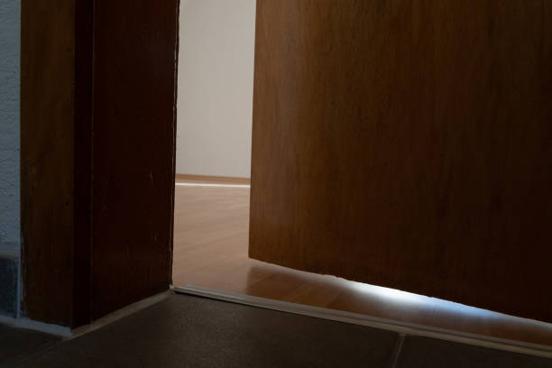 istock Old open wooden room door in empty apartment 1470042651