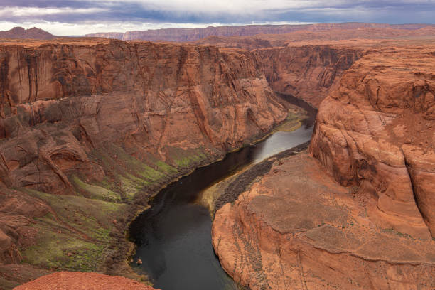 horseshoe bend in page, arizona - majestic mountain river horseshoe bend stock-fotos und bilder