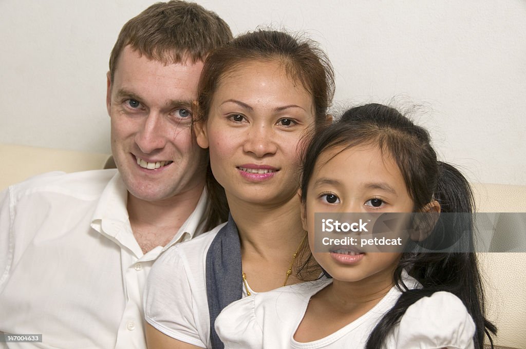 Молодая семья с маленькая девочка - Стоковые фото Многонациональная группа роялти-фри