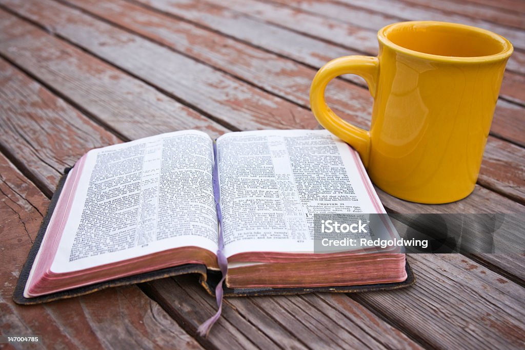 Sacra Bibbia studio con una tazza gialla - Foto stock royalty-free di Bibbia