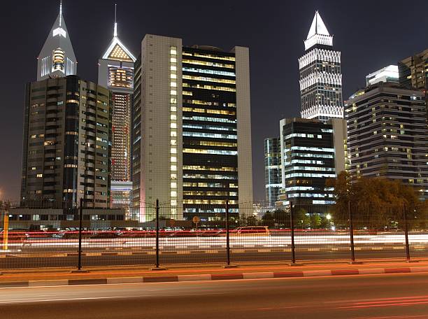 horizonte de dubai à noite - city mega night built structure - fotografias e filmes do acervo