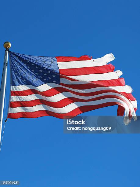 De American Flag Saludar Con La Mano Foto de stock y más banco de imágenes de Bandera estadounidense - Bandera estadounidense, Rasgar, Azul