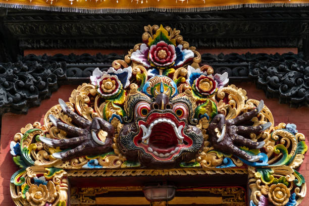 kolorowa maska nad wejściem do świątyni w nusa dua, bali, indonezja. - bali balinese culture art carving zdjęcia i obrazy z banku zdjęć