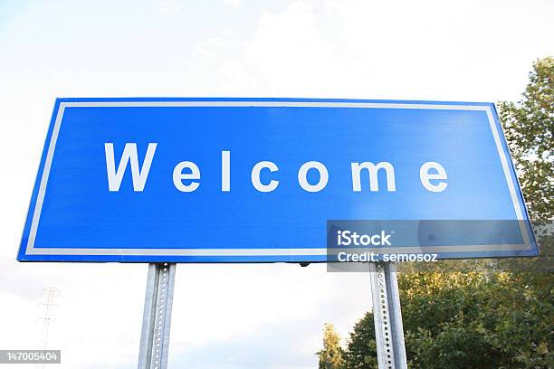 Bienvenido Foto de stock y más banco de imágenes de Azul - Azul, Calle, Cartel de bienvenida