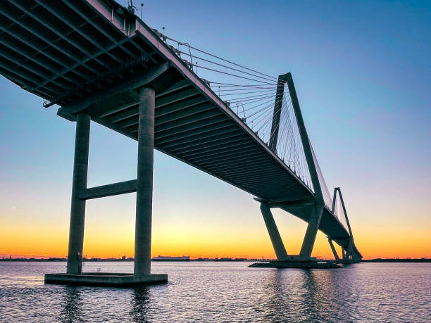 coucher de soleil sur arthur ravenel jr. bridge mount pleasant, caroline du sud - arthur ravenel photos et images de collection