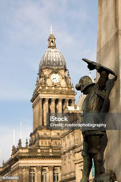 Saint George E O Relógio Da Prefeitura De Leeds - Fotografias de stock e mais imagens de Leeds - Leeds, São Jorge - Espiritualidade e Religião, Cidade