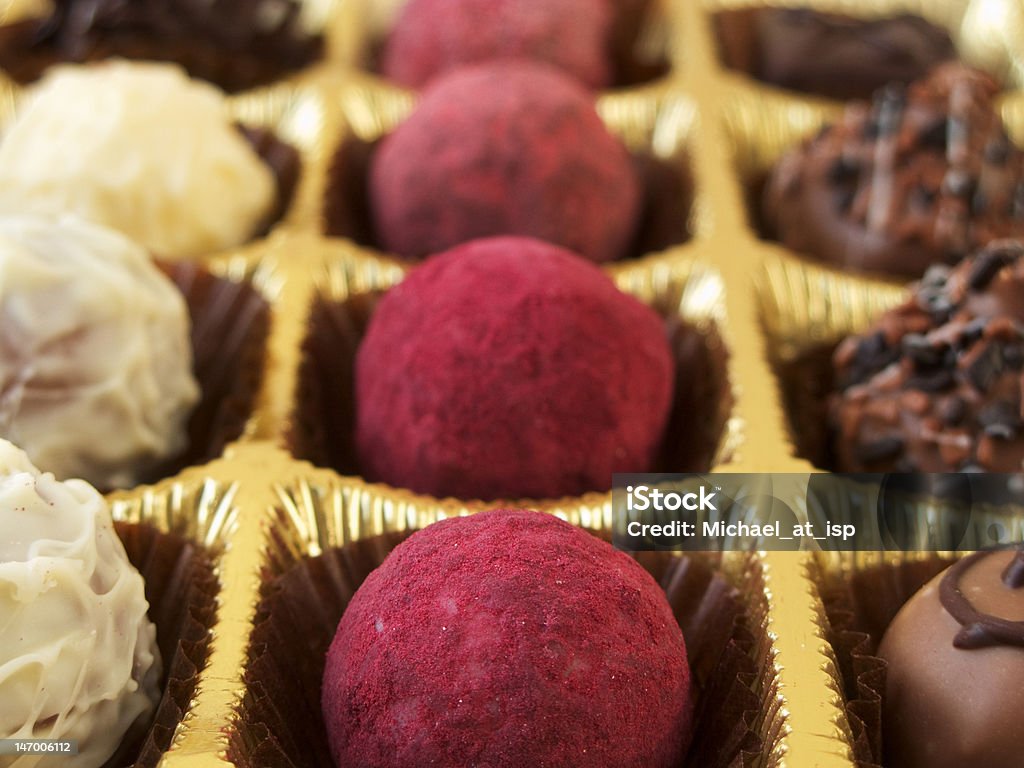 Lujosa de trufas de chocolate y pecán garrapiñadas - Foto de stock de Alimento libre de derechos