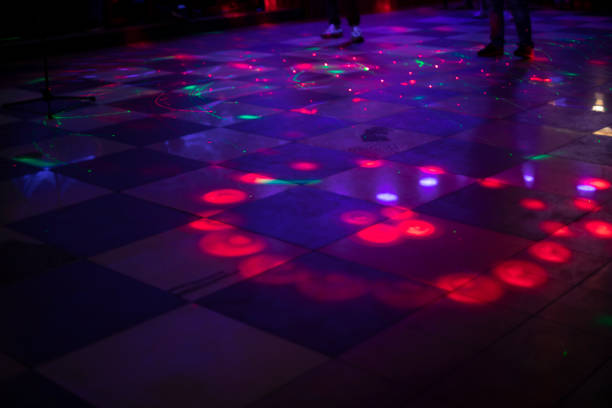 musique et couleur. piste de danse. discothèque et éclairage au sol. - dance floor dancing floor disco dancing photos et images de collection