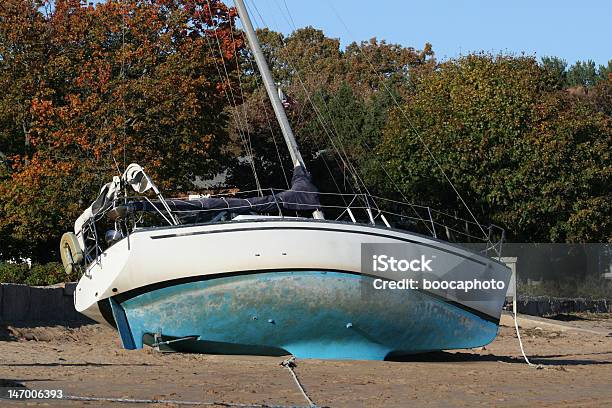 Arenato Barca A Vela - Fotografie stock e altre immagini di Mezzo di trasporto marittimo - Mezzo di trasporto marittimo, Acqua, Albero maestro