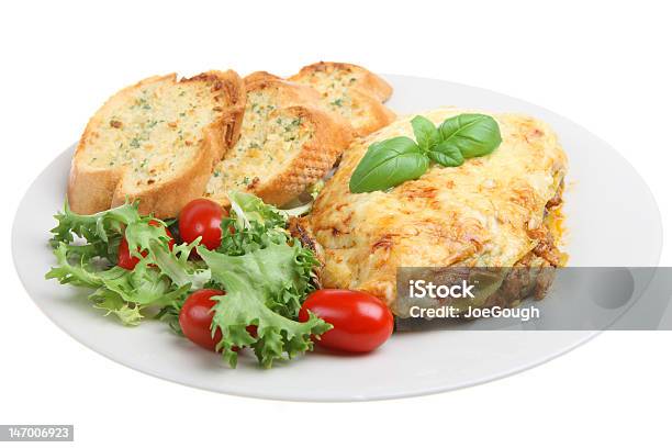 Lasanha E Salada - Fotografias de stock e mais imagens de Pão de Alho - Pão de Alho, Lasanha, Fundo Branco