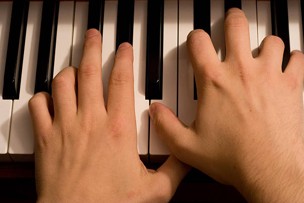 Manos en el teclado de piano - foto de stock