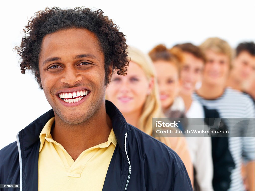 African young man con amigos en el fondo - Foto de stock de Gente en fila libre de derechos