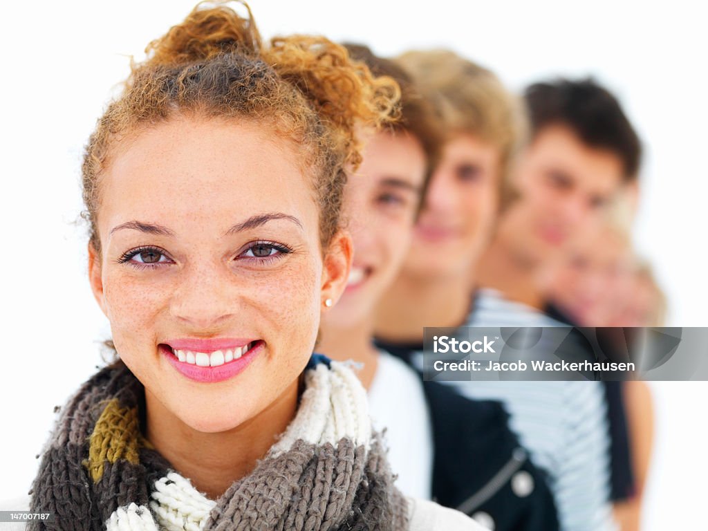 Happy pretty mujer joven con amigos en el fondo - Foto de stock de Grupo multiétnico libre de derechos