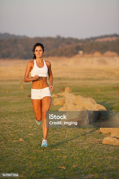 Mujer Corriendo Foto de stock y más banco de imágenes de Actividad - Actividad, Actividades recreativas, Adulto