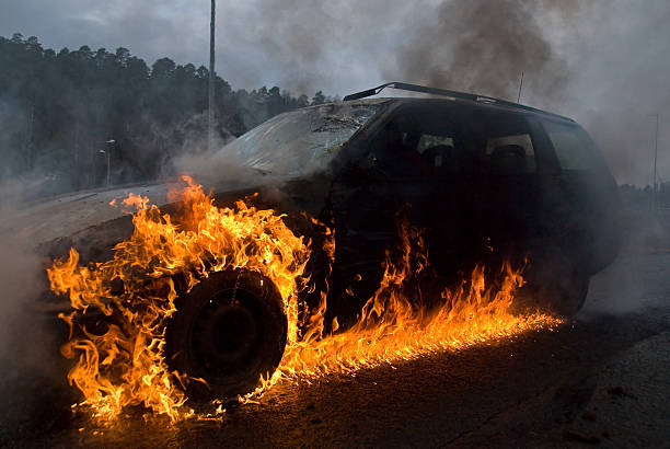 samochód na ogień - car fire accident land vehicle zdjęcia i obrazy z banku zdjęć