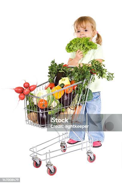 Bambina Shopping Di Verdure - Fotografie stock e altre immagini di Bambine femmine - Bambine femmine, Carrello della spesa, Alimentazione sana