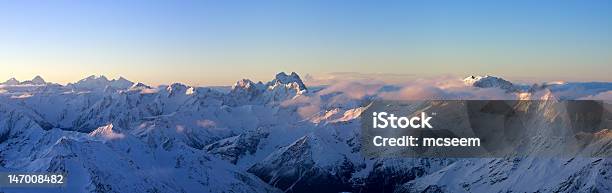 Vista Panorámica De Gran Cáucaso En Sunrise Foto de stock y más banco de imágenes de Aire libre - Aire libre, Azul, Belleza