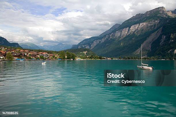 Lago De Brienz Cantón De Berna Suiza Foto de stock y más banco de imágenes de Agua - Agua, Aire libre, Aldea
