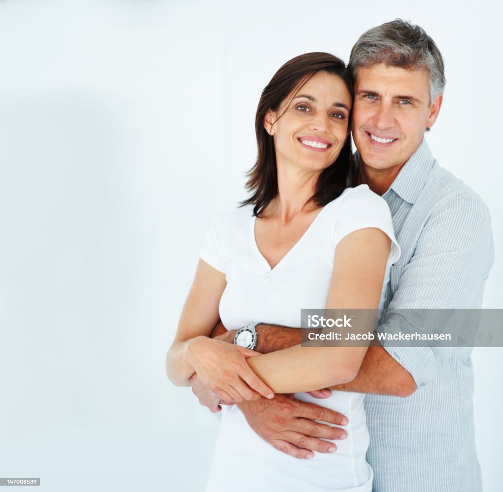 Casal sorrindo e abraçando - Foto de stock de Figura para recortar royalty-free