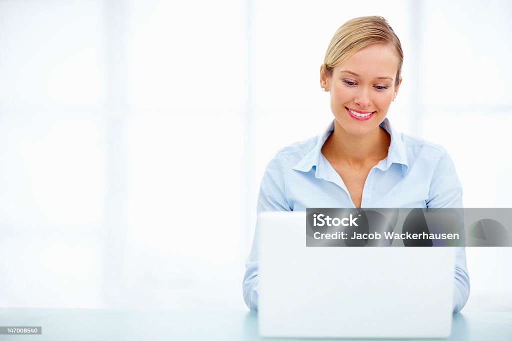 Geschäftsfrau mit laptop und Lächeln - Lizenzfrei 20-24 Jahre Stock-Foto