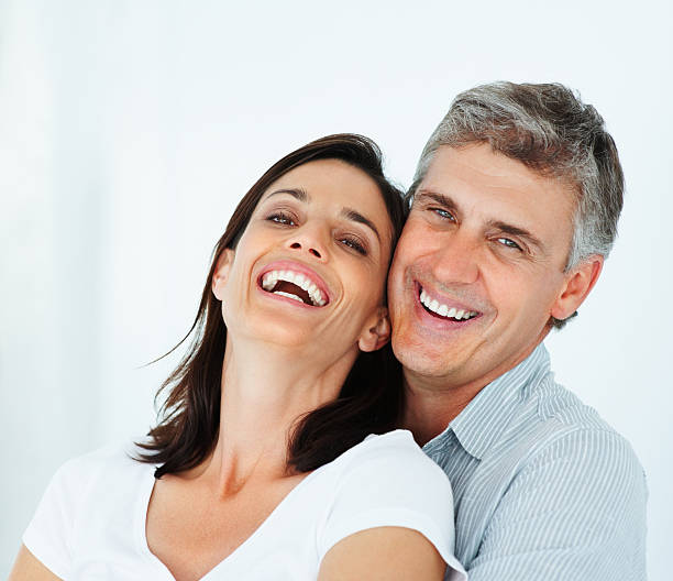 крупный план зрелые пары смеяться - 40s mature couple couple smiling стоковые фото и изображения