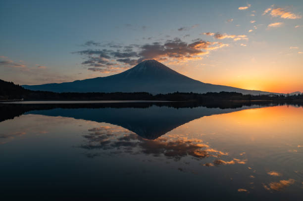 istock Mt.Fuji and lake at dawn 1470087376