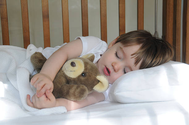 mattina riposo - baby sleeping bedding teddy bear foto e immagini stock