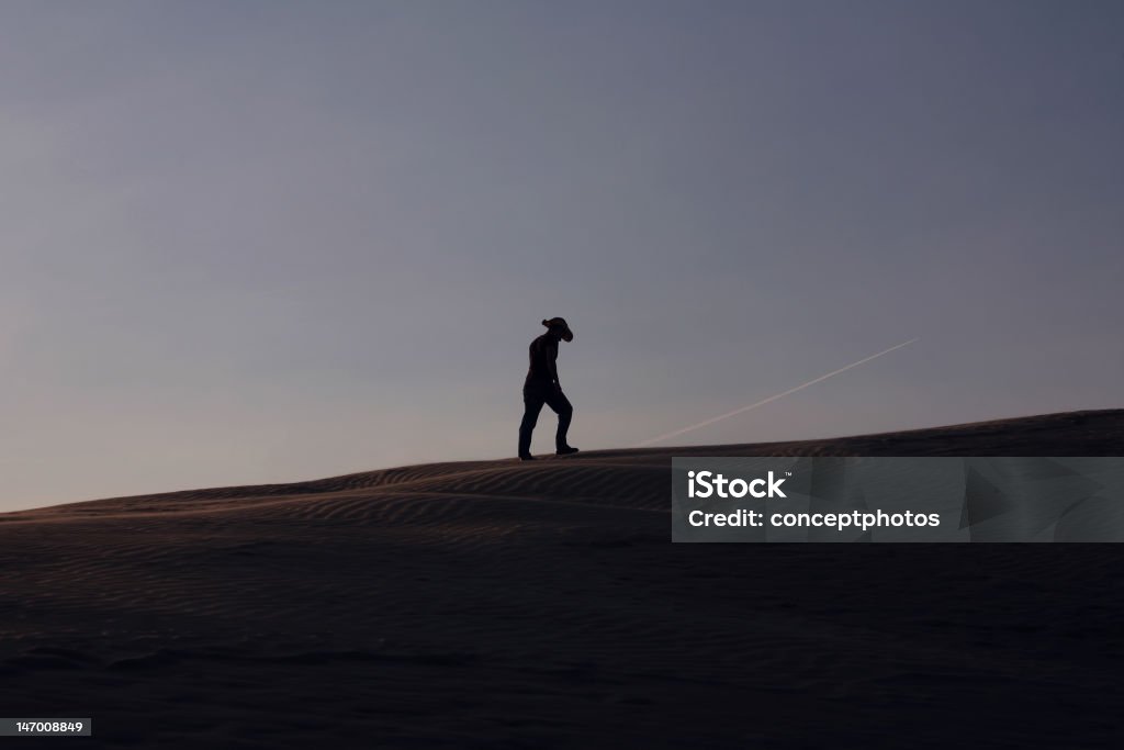 Il solitario Camminando lungo - Foto stock royalty-free di Ambientazione esterna