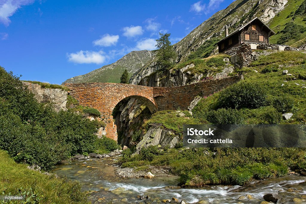 El puente de piedra alpino - Foto de stock de Aire libre libre de derechos