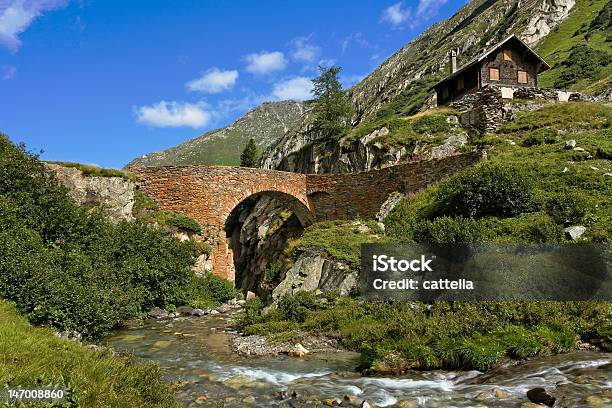 El Puente De Piedra Alpino Foto de stock y más banco de imágenes de Aire libre - Aire libre, Alpes Europeos, Alpes suizos