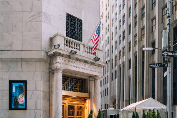 eingang zur new yorker börse in lower manhattan new york city, usa. - wall street new york stock exchange american flag manhattan financial district stock-fotos und bilder