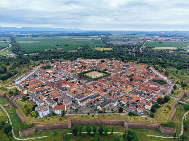 wysoki kąt widzenia na neuf-brisach, ufortyfikowane miasto na granicy francusko-niemieckiej we francuskim regionie alzacji - c17 zdjęcia i obrazy z banku zdjęć