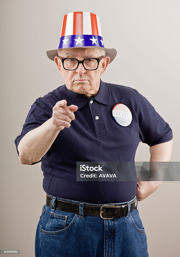 Froncer les sourcils patriotique américain homme avec chapeau et vote bouton - Photo de Accusation libre de droits