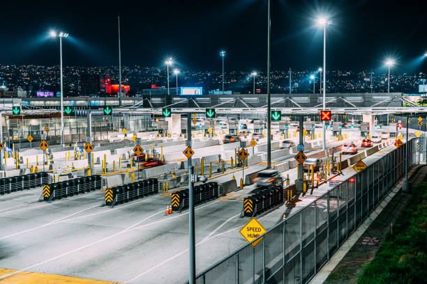 Long Shutter of Cars Crossing the US-Mexico border at Tijuana/San Ysidro into San Diego, California, US on a Quiet Night Minimal Lines of Cars Crossing the US-Mexico border from San Diego, California, US into Tijuana, Mexico at San Ysidro Border Point of Entry international border stock pictures, royalty-free photos & images