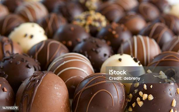 チョコレートトリュフキャンディ背景 - トリュフチョコレートのストックフォトや画像を多数ご用意 - トリュフチョコレート, 高級グルメ, おやつ