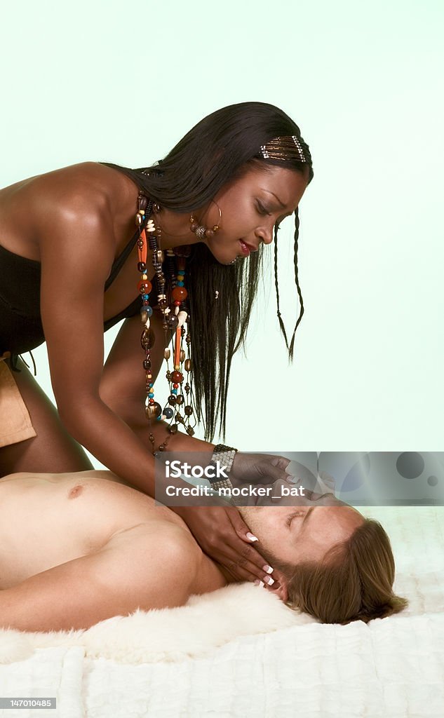 Rdzennych kobieta dbanie o Powalone biały człowiek wojskowy - Zbiór zdjęć royalty-free (20-24 lata)