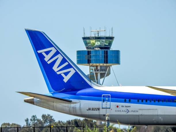 sección de cola de all nippon airways b787 - air traffic control tower airport runway air travel fotografías e imágenes de stock