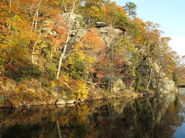 istock C & O Canal Cliff in Autumn 147011148